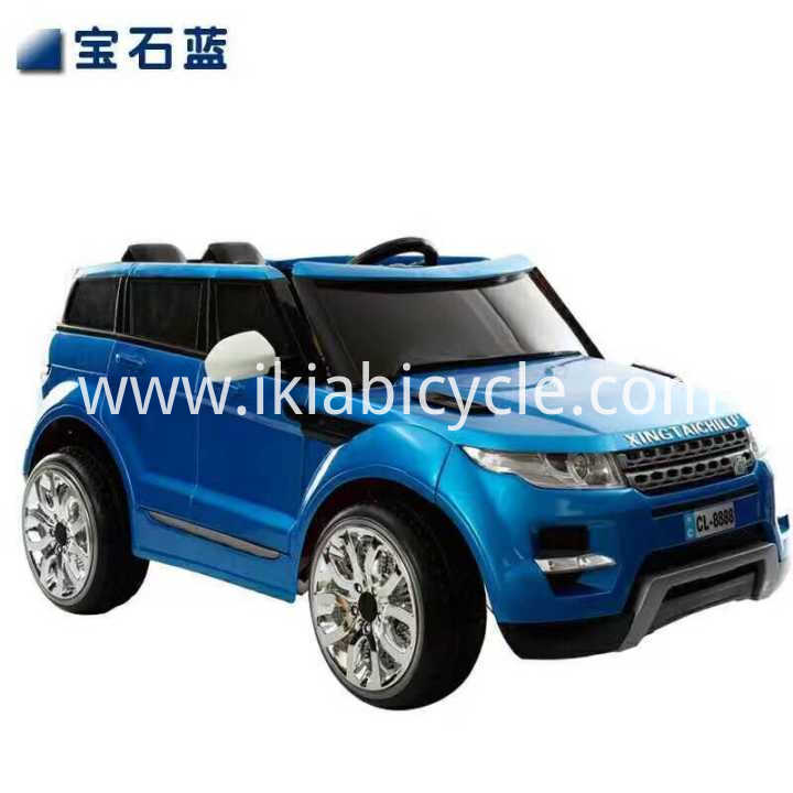 Menunggang mainan kanak -kanak warna biru di atas kereta