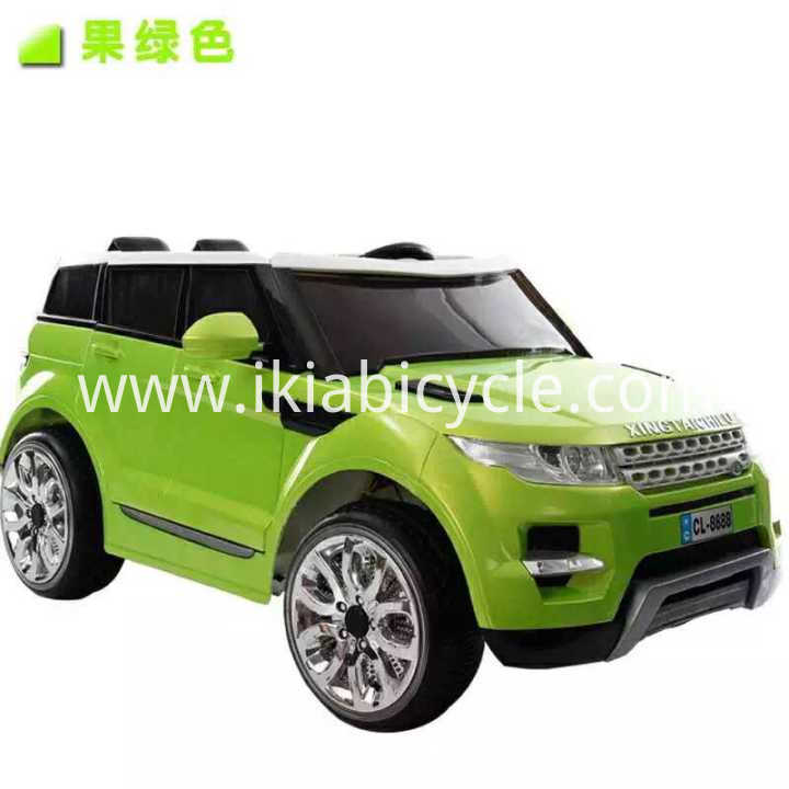 Warna Hijau Menunggang Kid di Kereta